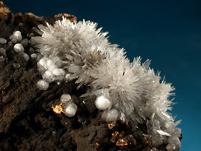 Bouquets d'aragonite - Plateau de Gergovie - France